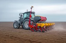 Väderstad Tempo T 6–7 podczas pracy w polu. Nowa generacja zawieszanego siewnika punktowego ma łączyć precyzyjny siew z szybką zmianą rozstawu rzędów.