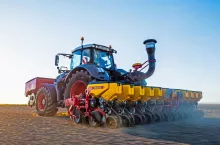 Väderstad Tempo V 6–12 z przednim zbiornikiem FH 2200 podczas pracy w polu. Aktualizacja maszyny obejmuje czterosekcyjne nawożenie, zmienną dawkę nawozu i poprawioną widoczność z kabiny. 