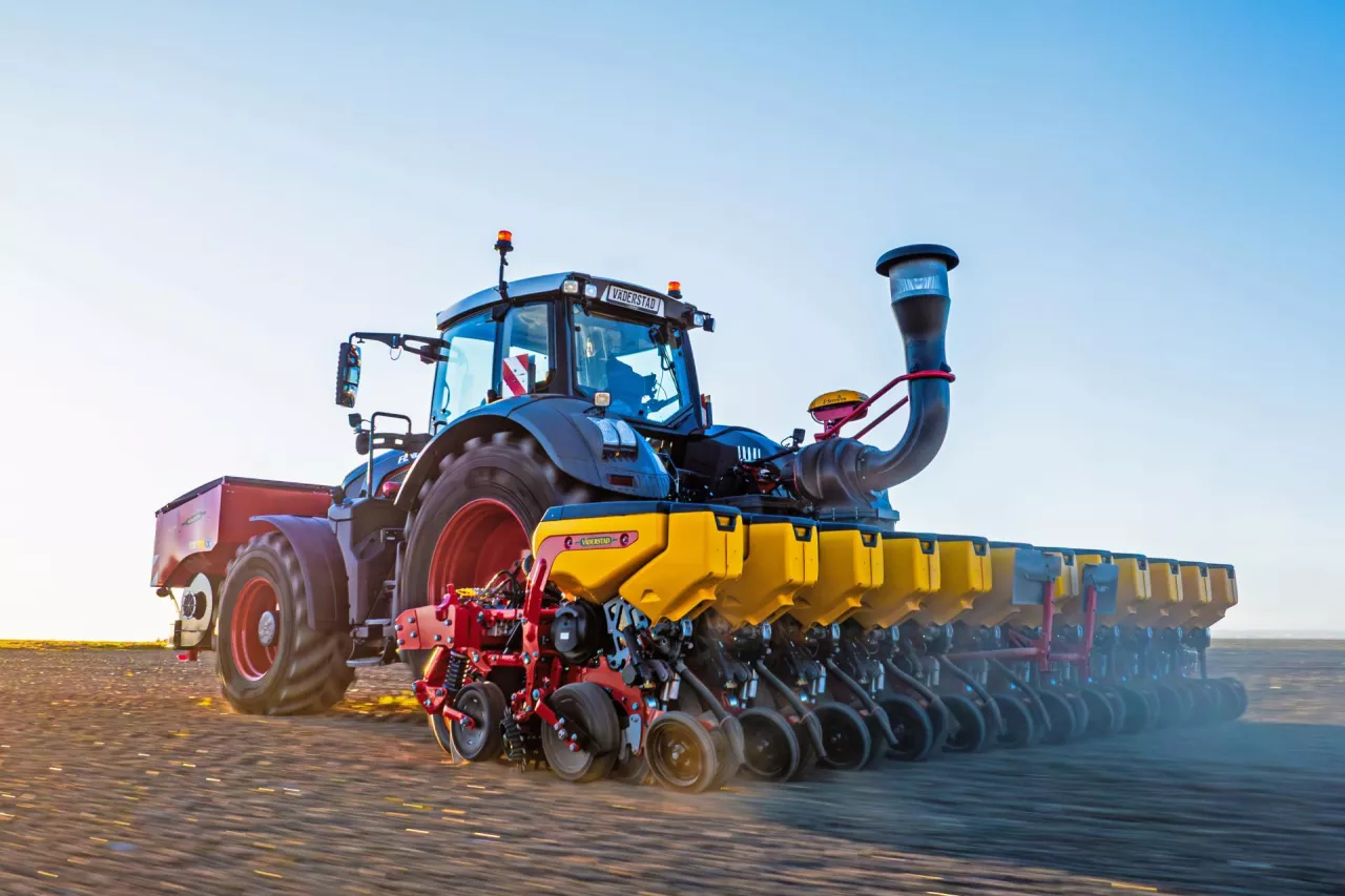 Väderstad Tempo V 6–12 z przednim zbiornikiem FH 2200 podczas pracy w polu. Aktualizacja maszyny obejmuje czterosekcyjne nawożenie, zmienną dawkę nawozu i poprawioną widoczność z kabiny. 