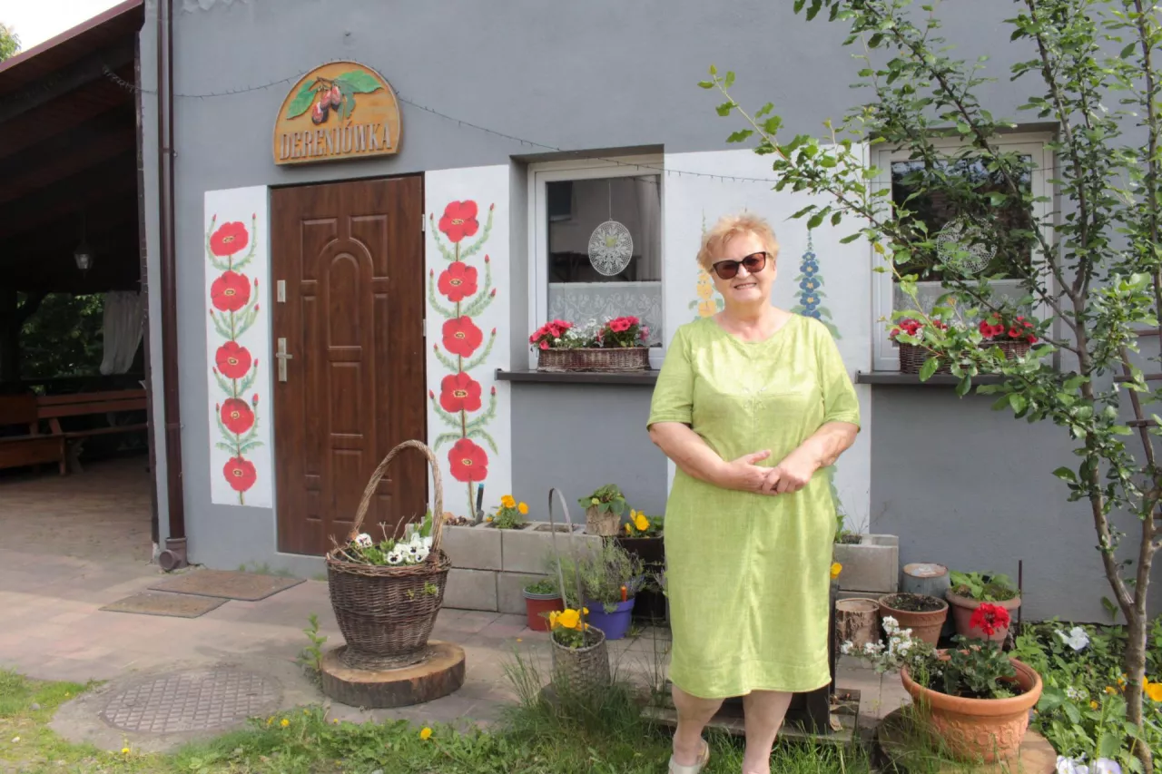 Grażyna Dereń przed salą biesiadną urządzoną w starym spichlerzu