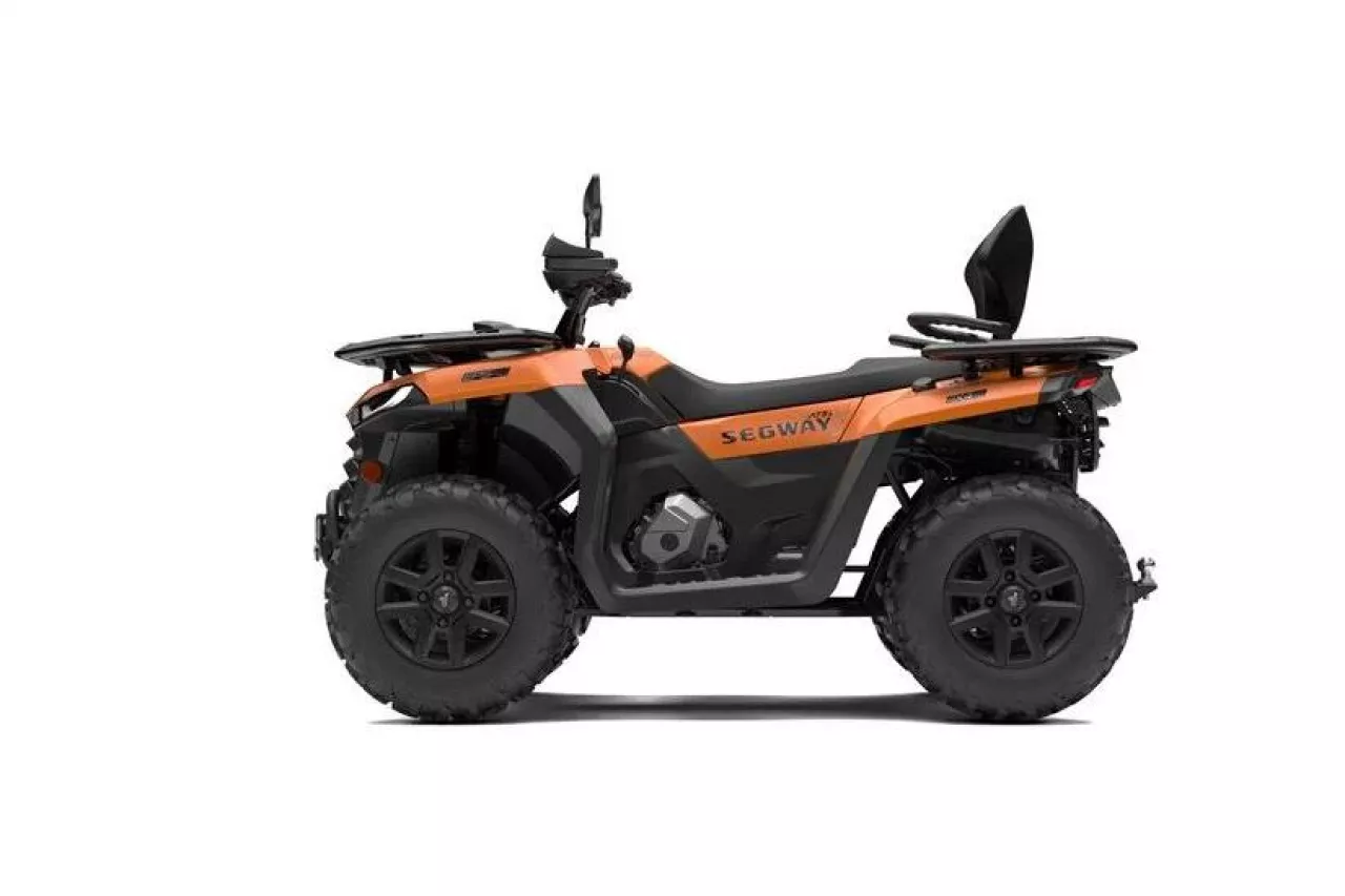 Segway zaprezentował wydłużoną o 15 cm wersję quada AT5, który ma być stabilniejszy w holowaniu przyczepy.