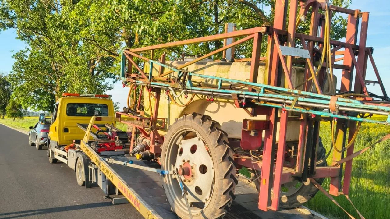 Opryskiwacz odjechał na lawecie, a kierującą ciągnikiem rolniczym czeka sąd
