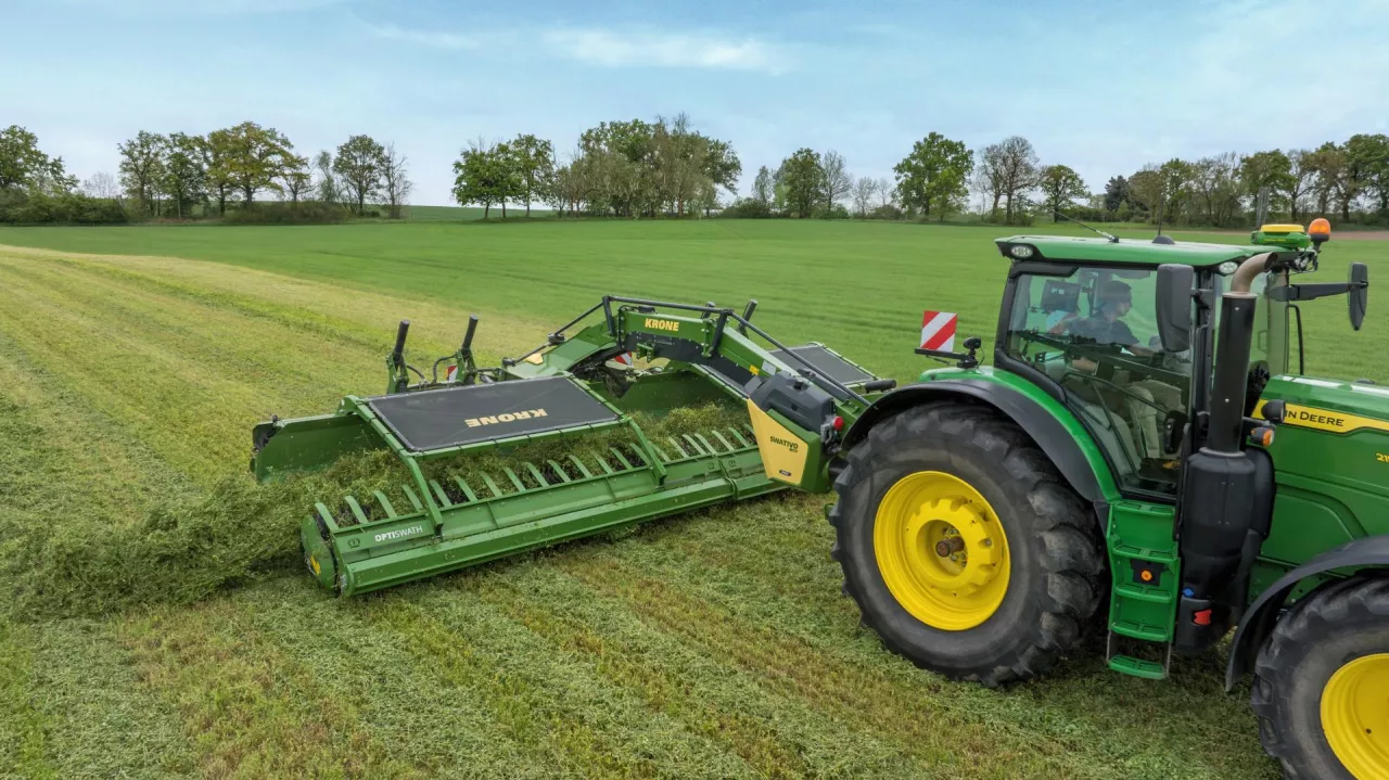 Krone prezentuje Swativo T 1040 Pro - pierwszą zgrabiarkę taśmować w swoim portfolio.