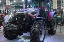 ciągnik Tümosan 81 Evo wystawiony w hali podczas targów maszyn rolniczych