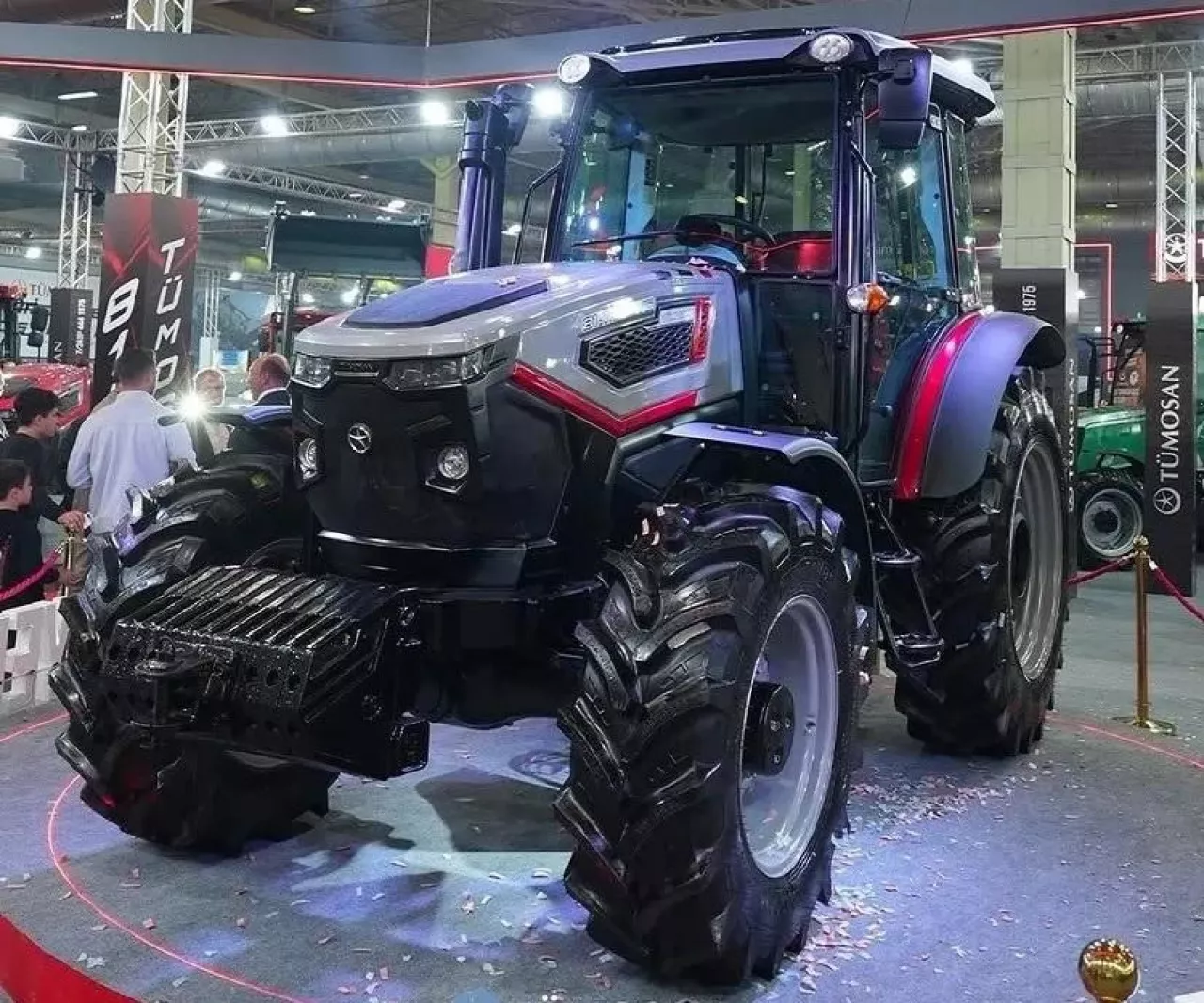 ciągnik Tümosan 81 Evo wystawiony w hali podczas targów maszyn rolniczych