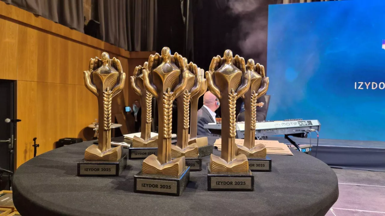 Statuetki Izydory