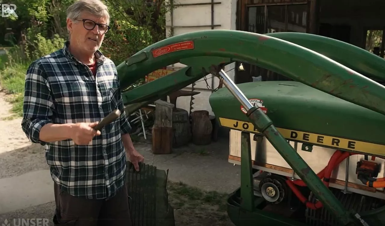 Peter Aigner z Simbach koło Landau przerobił swojego Johna Deere na e-Bulldoga. Obecnie traktor pracuje elektrycznie. Moc 25 kW i 14 kilowatogodzinach pojemności baterii, fot. Bayerischer Rundfunk/Zrzut ekranu)