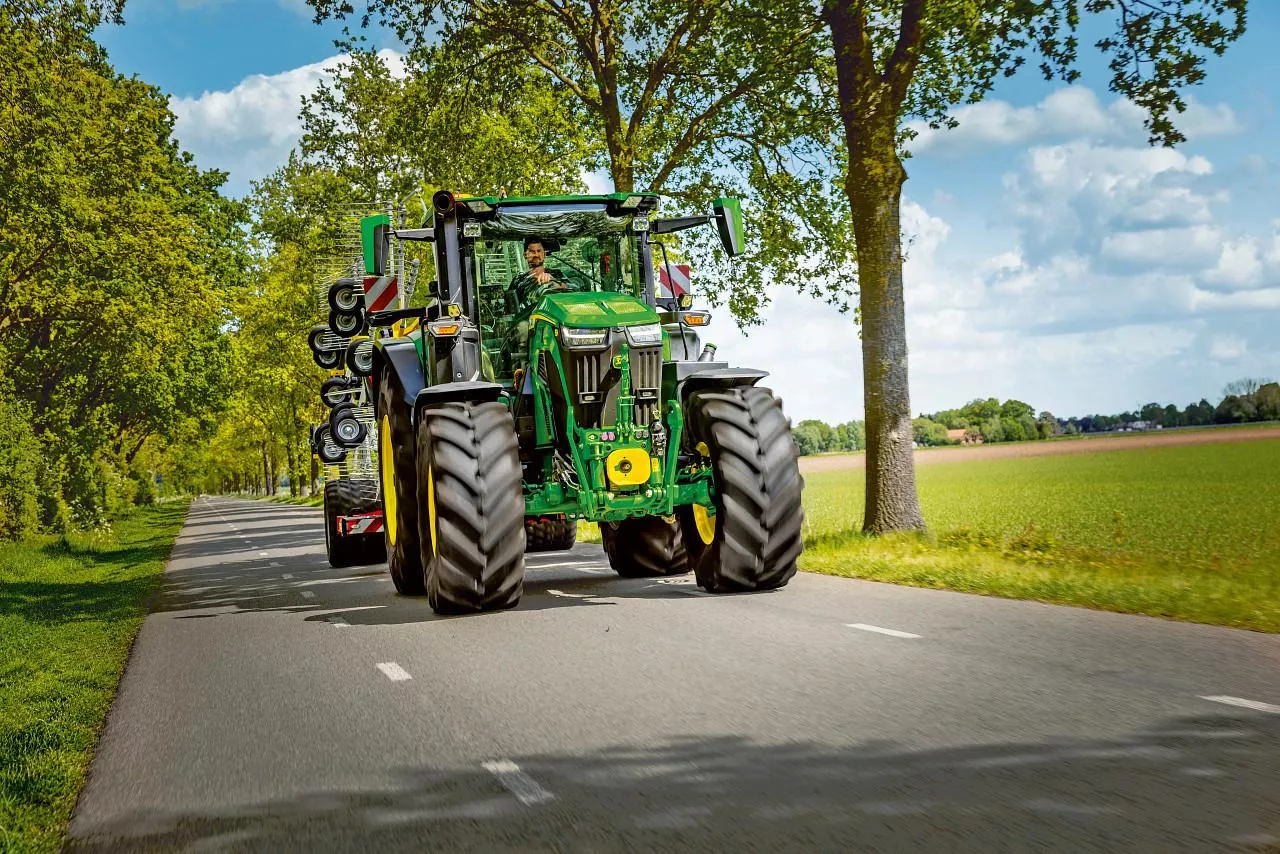 Nowe ciągniki John Deere 6R MY27 otrzymały zmiany przygotowane z myślą o transporcie, komforcie jazdy i pracy z systemami rolnictwa precyzyjnego.