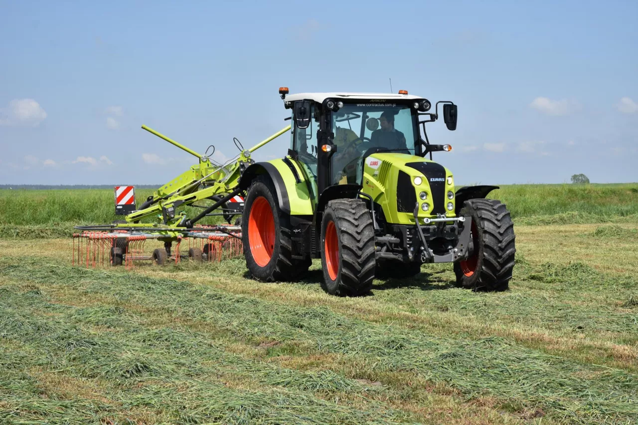 ARION 430 to ciągnik wszechstronny, gwarantujący duży komfort i wygodną pracę operatora