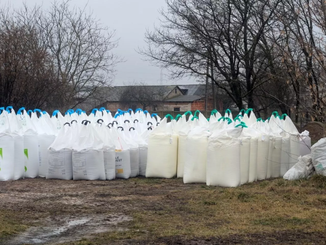 nawozy, nawozy na placu, worki nawozów