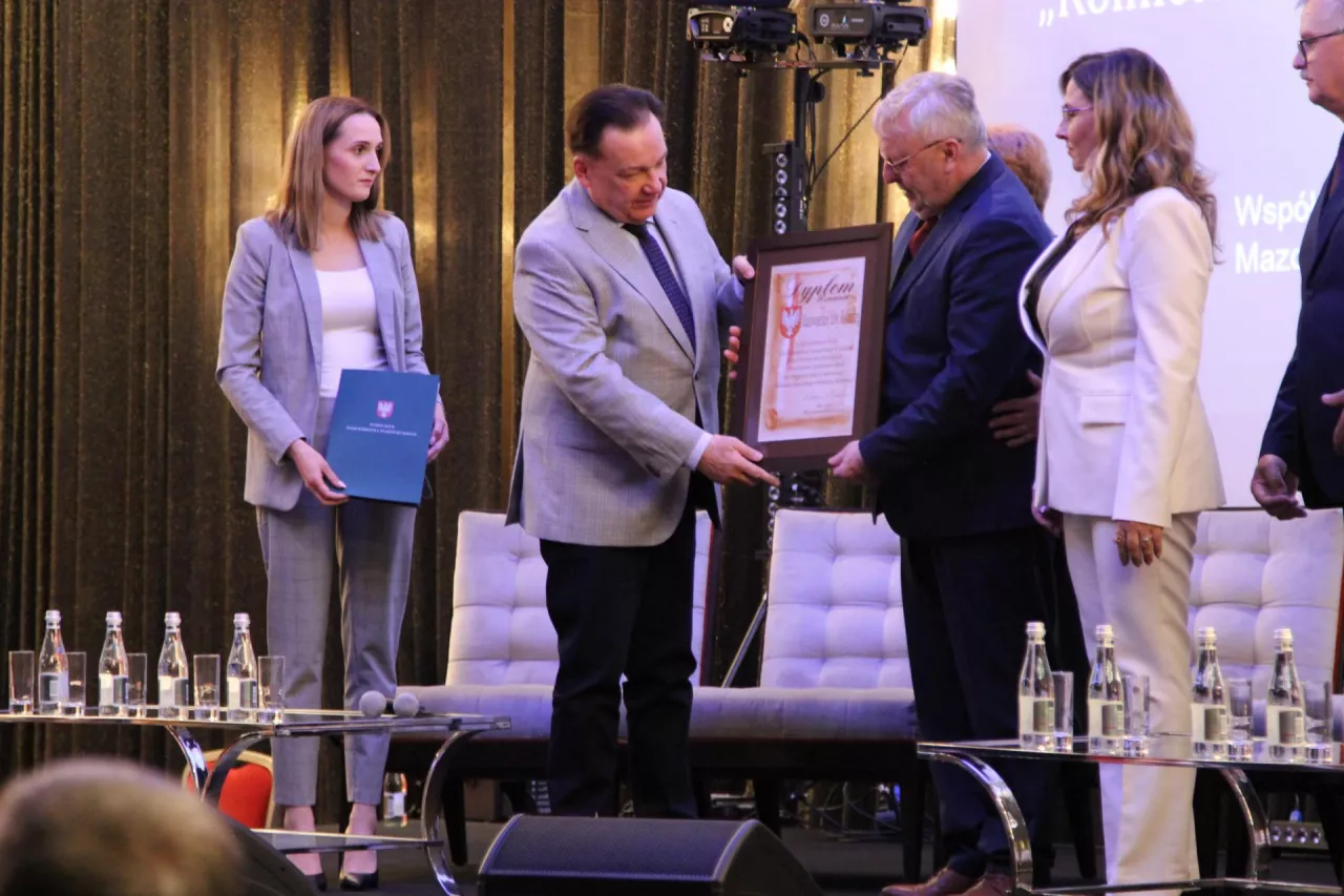 Dyplom dla Mazowieckiej Izby Rolniczej i medal „Pro Masovia” wręczono prezesowi Wiktorowi Szmulewiczowi