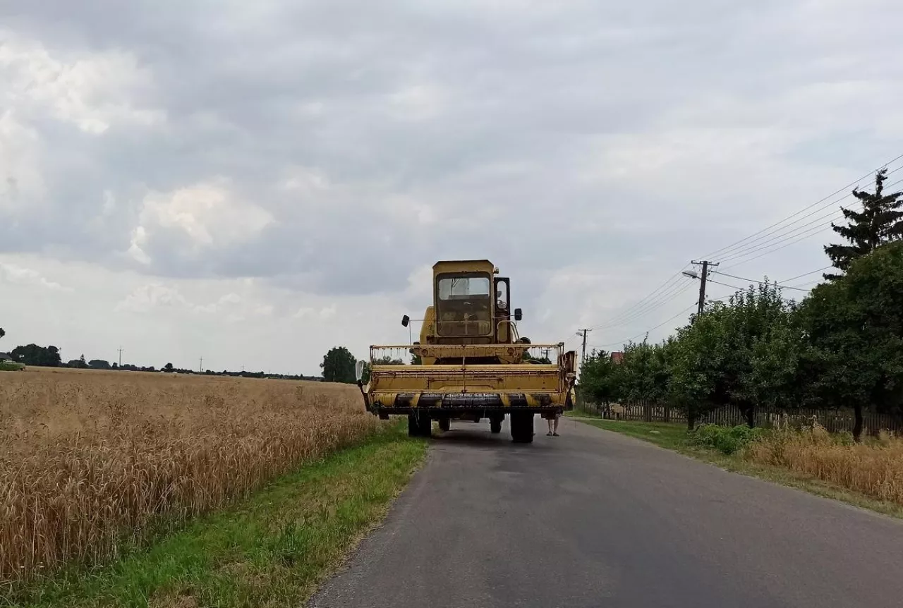 kombajn na drodze