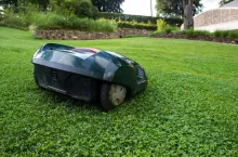 Na co zwrócić uwagę przy wyborze automatycznego robota koszącego do swojego trawnika?