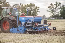 Nowy Lemken Saphir XM to 3-metrowy mechaniczny siewnik nabudowany na bronę wirnikową. Maszyna ma uzupełnić odświeżoną gamę siewników producenta i trafić w jeden z najważniejszych segmentów europejskiego rynku.