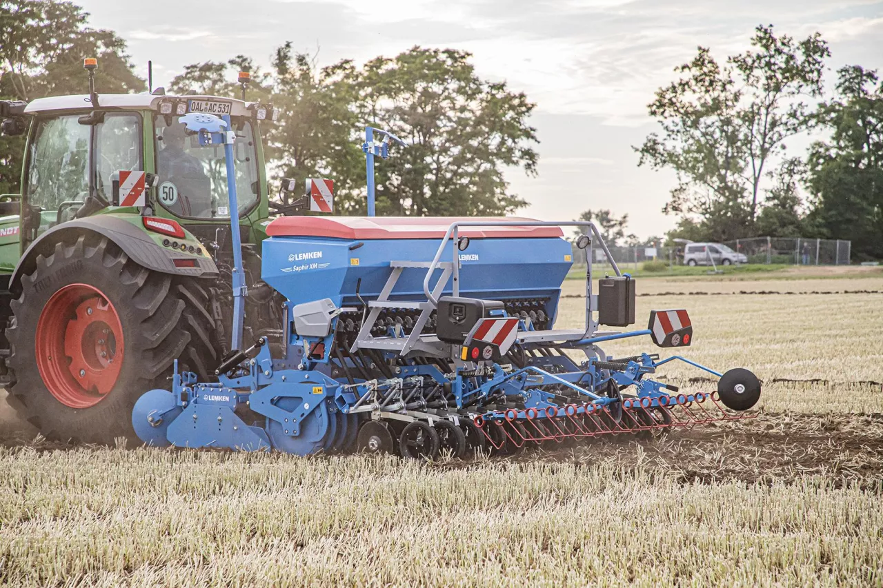 Nowy Lemken Saphir XM to 3-metrowy mechaniczny siewnik nabudowany na bronę wirnikową. Maszyna ma uzupełnić odświeżoną gamę siewników producenta i trafić w jeden z najważniejszych segmentów europejskiego rynku.