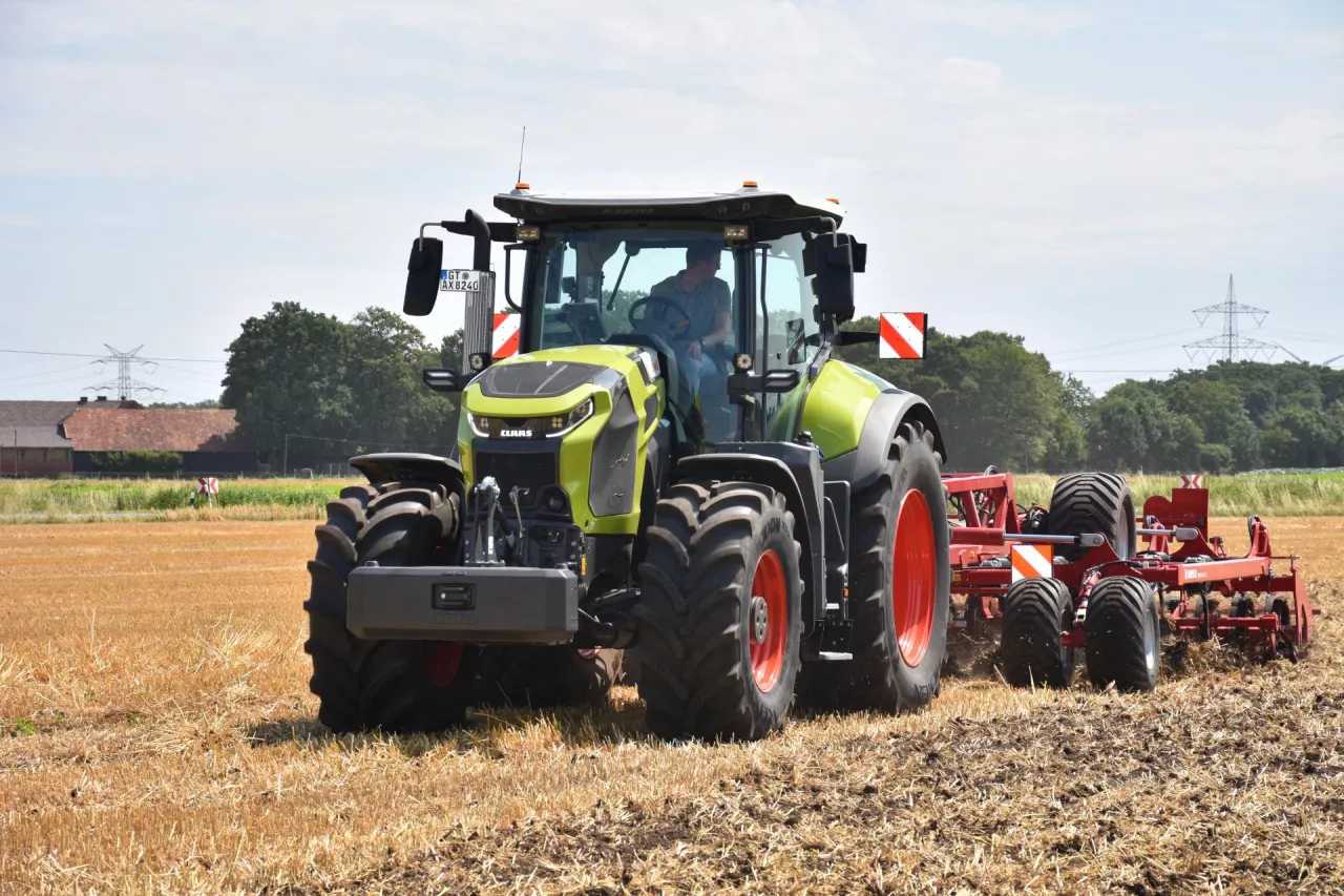 AXION 8 CMATIC – nowy ciągnik w ofercie firmy CLAAS, która twierdzi, że jest to traktor bezkompromisowy i wszechstronny
