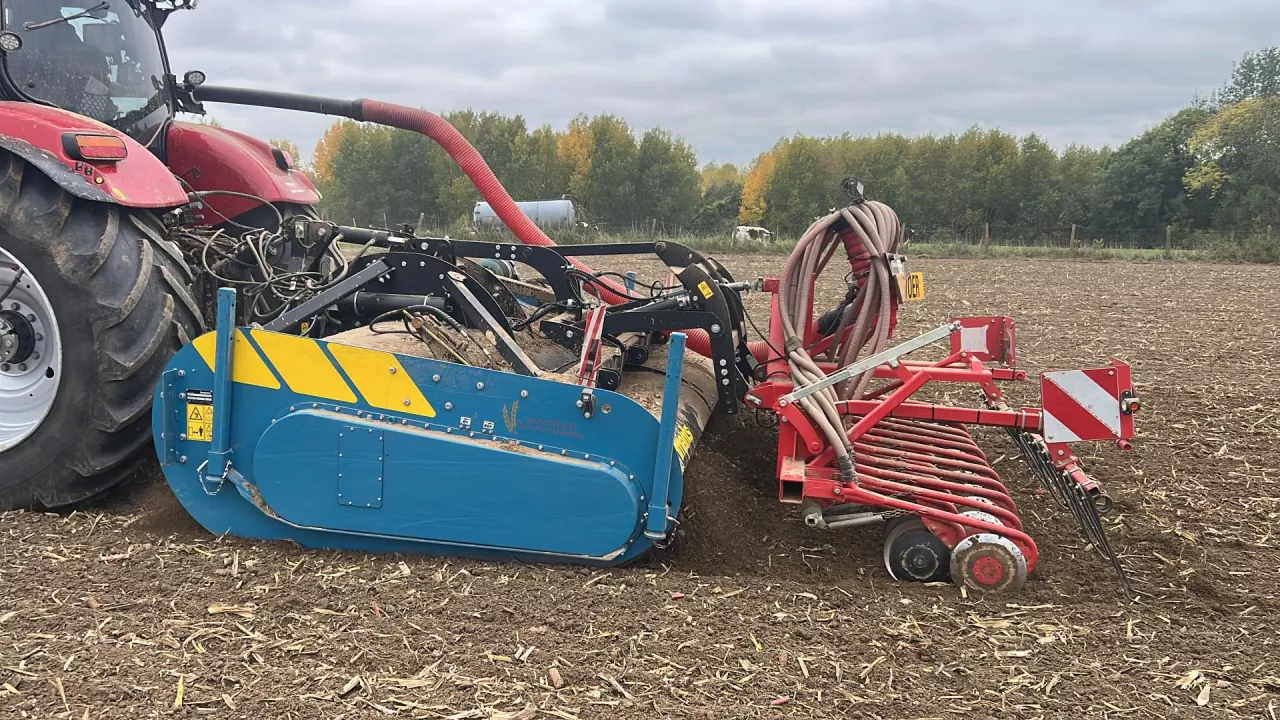 Mechaniczny szpadel daje możliwość zaczepienia siewnika, co ma zaoszczędzić czas i liczbę przejazdów.
