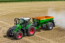 Rozsiewacz wielofunkcyjny Amazone ZG-TX jest przeznaczony do aplikacji nawozów mineralnych i wapna. Po aktualizacji serii producent rozszerzył funkcje związane z kontrolą napełnienia, kalibracją dawki i precyzją rozsiewania.