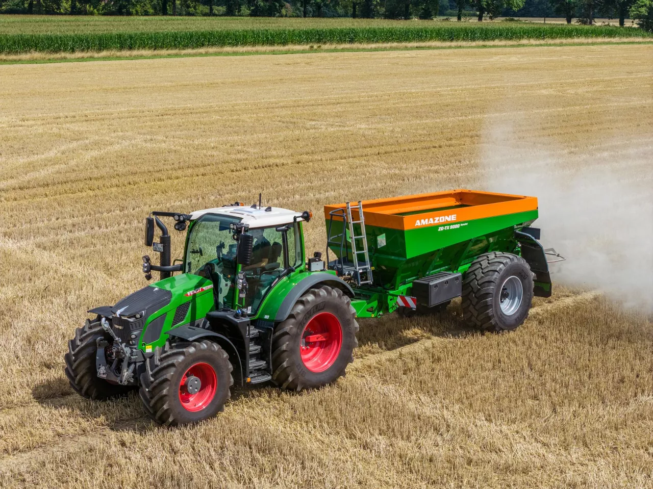 Rozsiewacz wielofunkcyjny Amazone ZG-TX jest przeznaczony do aplikacji nawozów mineralnych i wapna. Po aktualizacji serii producent rozszerzył funkcje związane z kontrolą napełnienia, kalibracją dawki i precyzją rozsiewania.