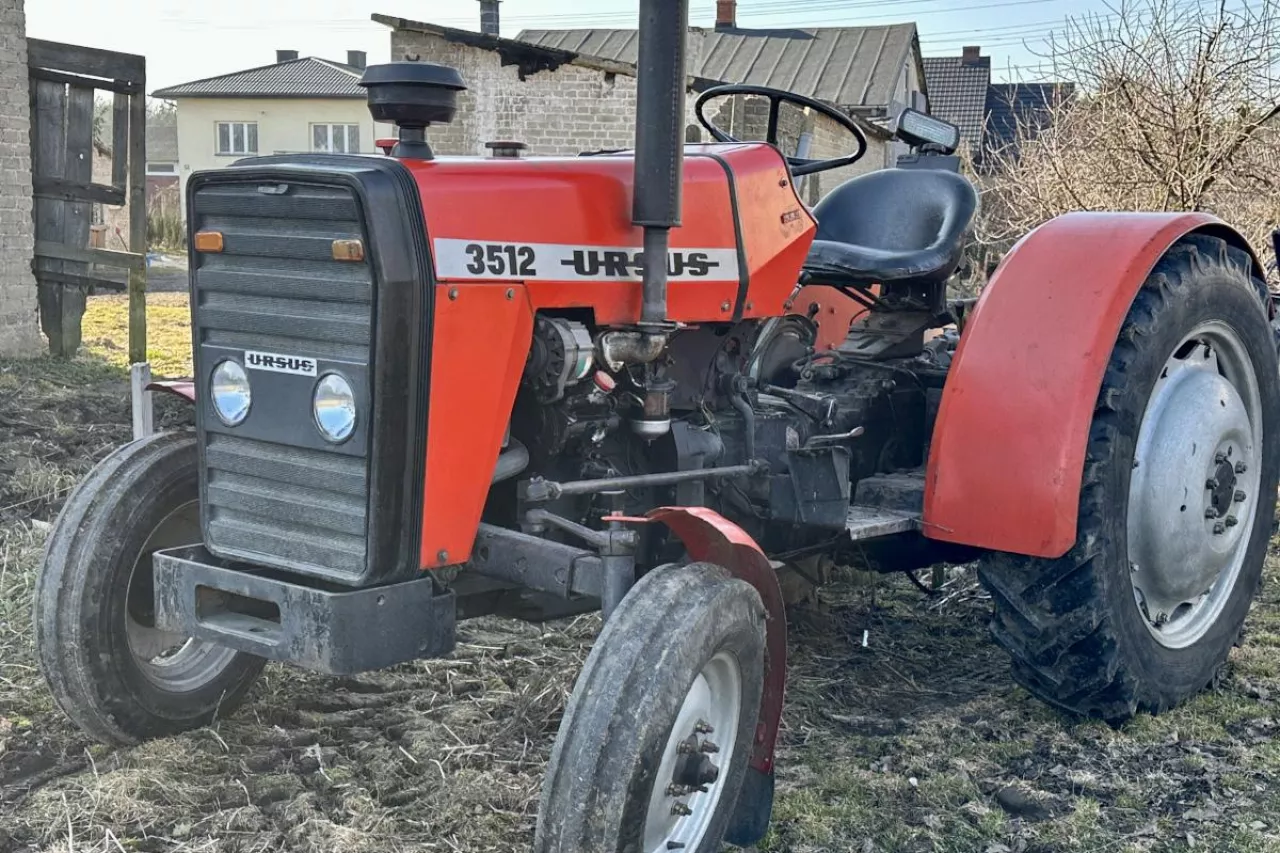 Traktor Ursus 3512 na podwórku gospodarskim