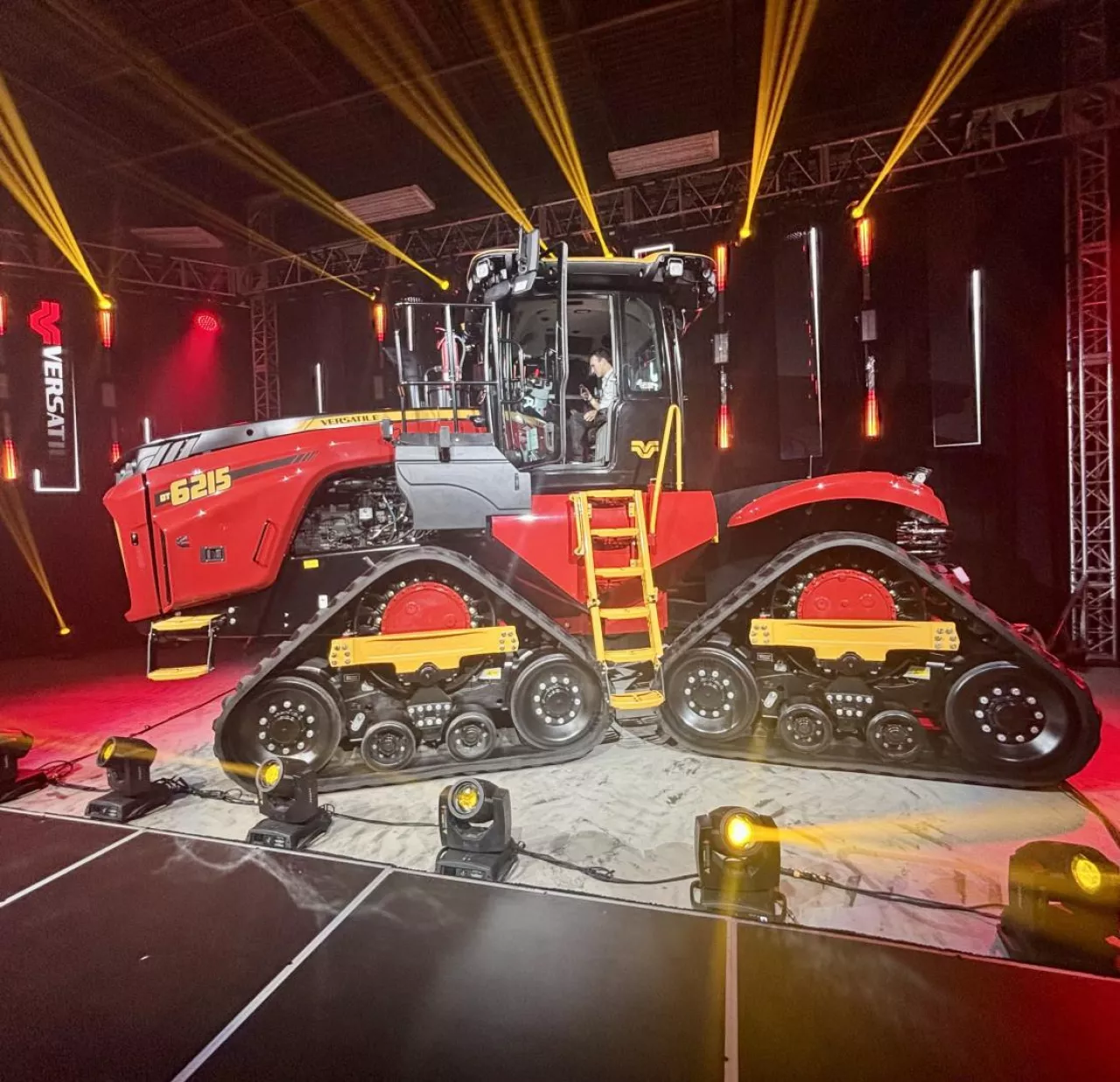 Versatile świętuje 60-lecie powstania prezentując nowy model ciągnika pzegubowego.