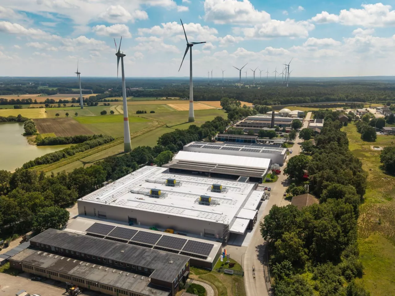 Nowe hale produkcyjne firmy Krampe w Coesfeld zajmują łącznie 7600 m². Od końca maja trwa tam uruchamianie linii produkcyjnych.