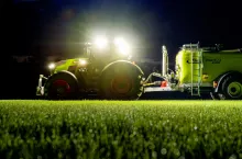Fendt 832 Vario podczas pracy po zmierzchu