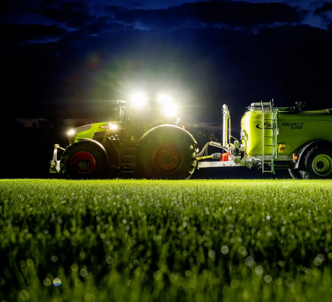 Fendt 832 Vario podczas pracy po zmierzchu