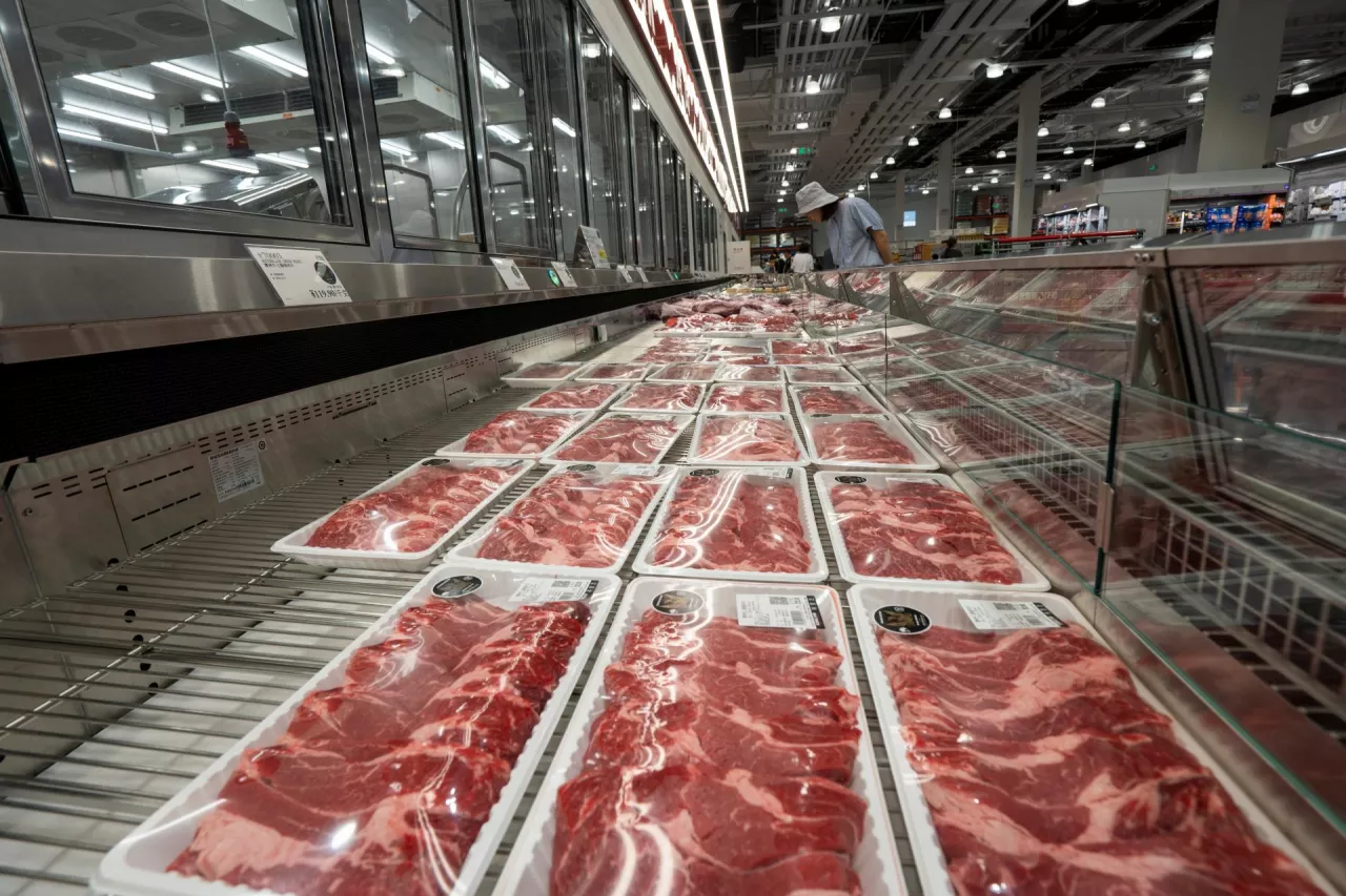Zapakowana wołowina rozłożona w supermarkecie na półce
