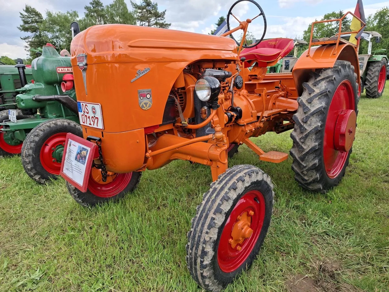 Pomarańczowy ciągnik rolniczy Porsche