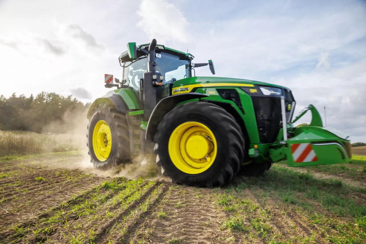 Najmocniejszy na świecie ciągnik konwencjonalny John Deere 8R 540