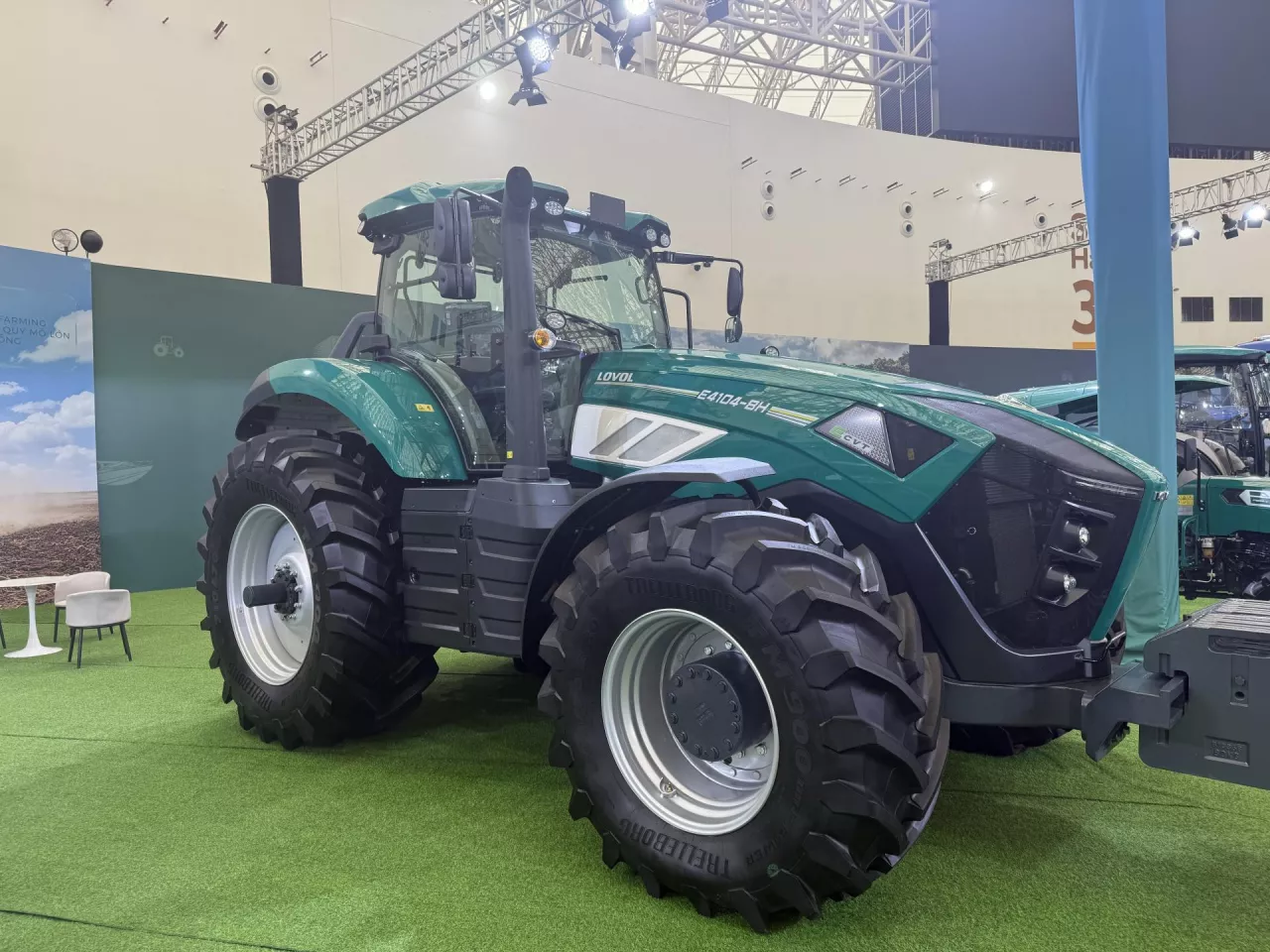 Nowy ciągnik wyróżnia się elektromechaniczną przekładnią bezstopniową eCVT zintegrowaną z dwuzakresową skrzynią AMT sterowaną hydraulicznie