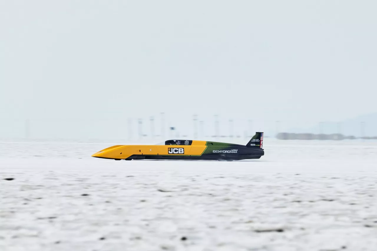 JCB Hydromax pędzi 406,320 mil na godzinę – światowy rekord prędkości pojazdu napędzanego wodorem na lądzie ustanowiony!