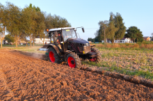ciągnik marki Farmtrac na polu podczas pracy