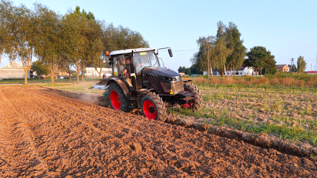 ciągnik marki Farmtrac na polu podczas pracy