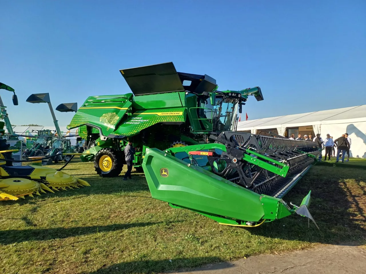 John Deere w obecnej ofercie promocyjnej mocniej akcentuje sposób finansowania zakupu. 