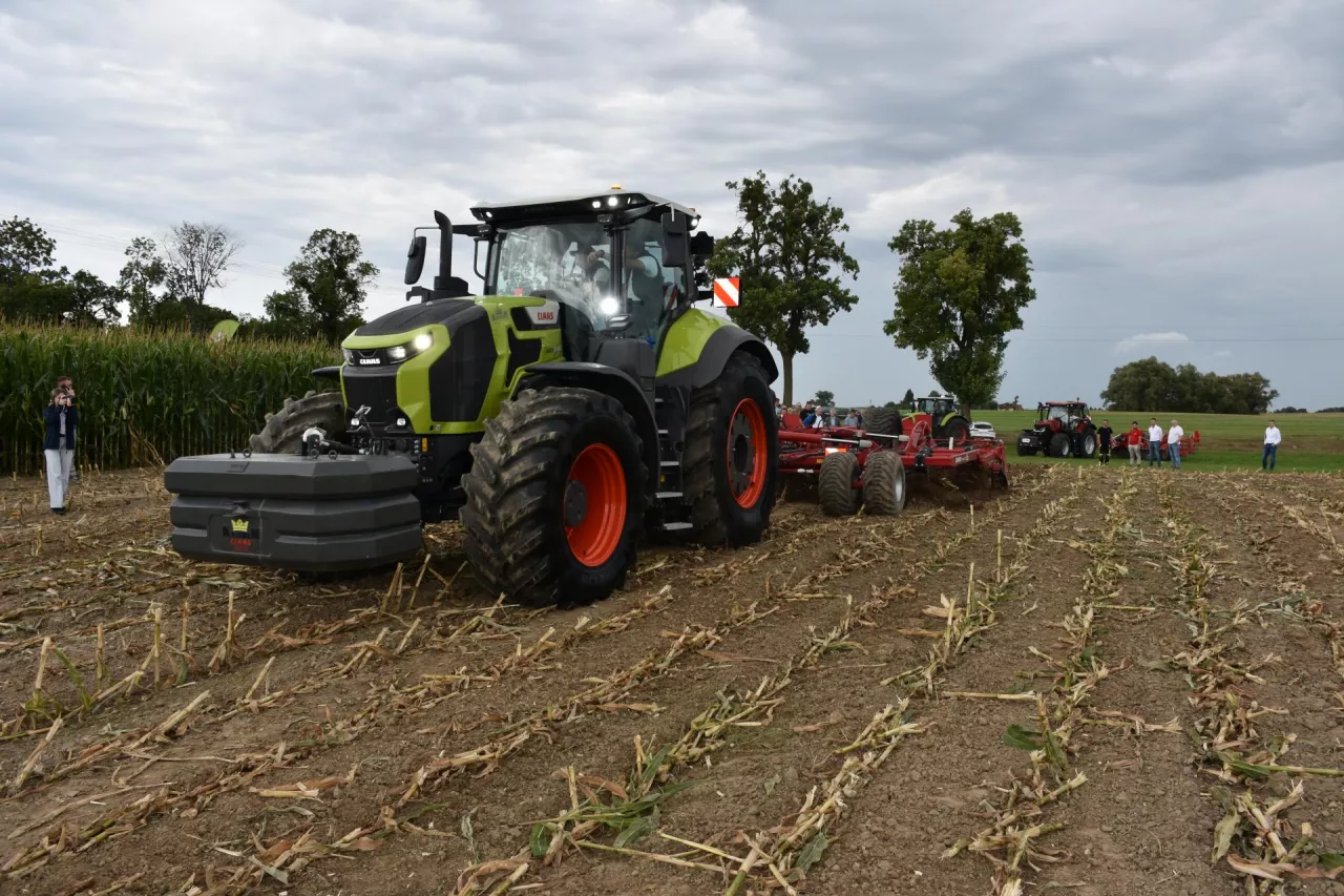 AXION 9 otrzymał nowo zaprojektowaną komfortową kabinę. Ma ona objętość 3 m³