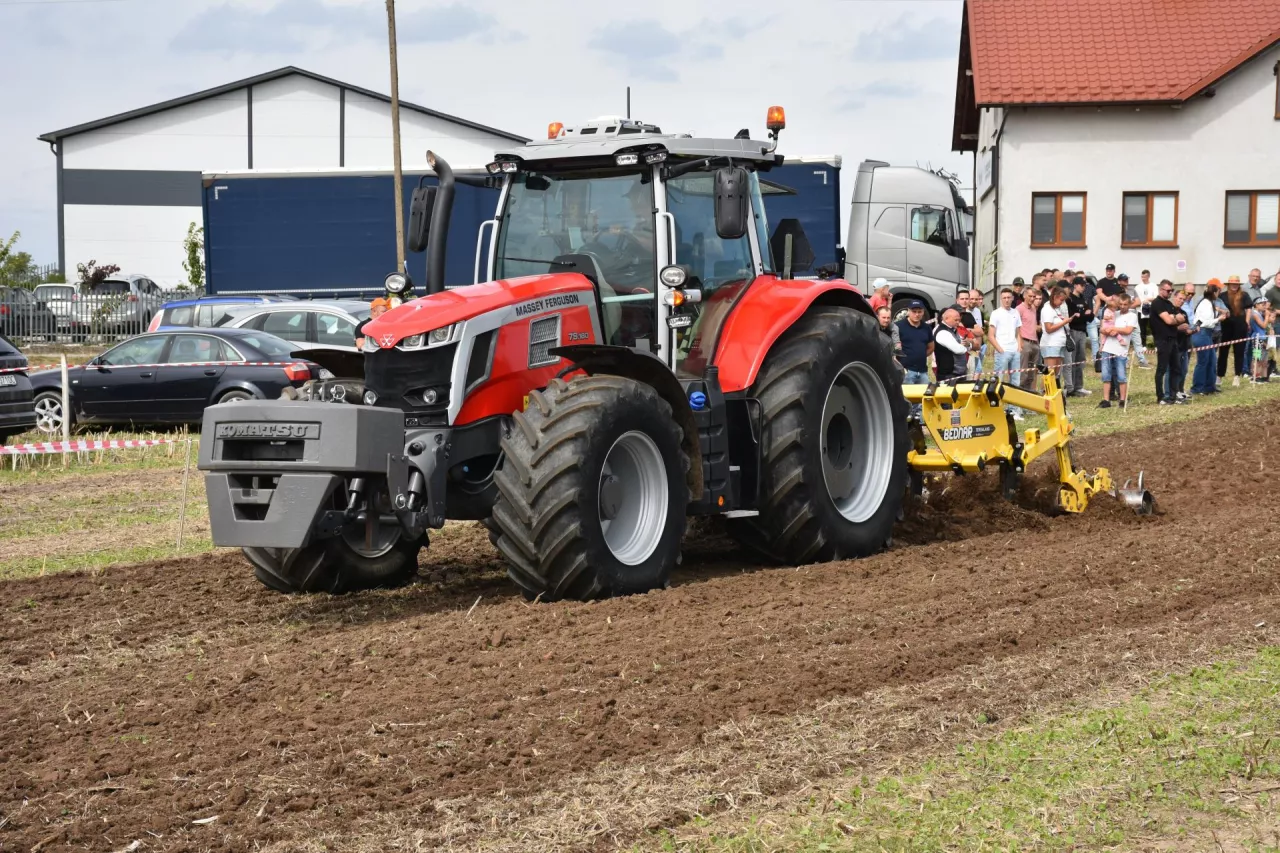 MF 7S.180 napędzany jest sześciocylindrowym silnikiem AGCO Power o pojemności 6,6 l