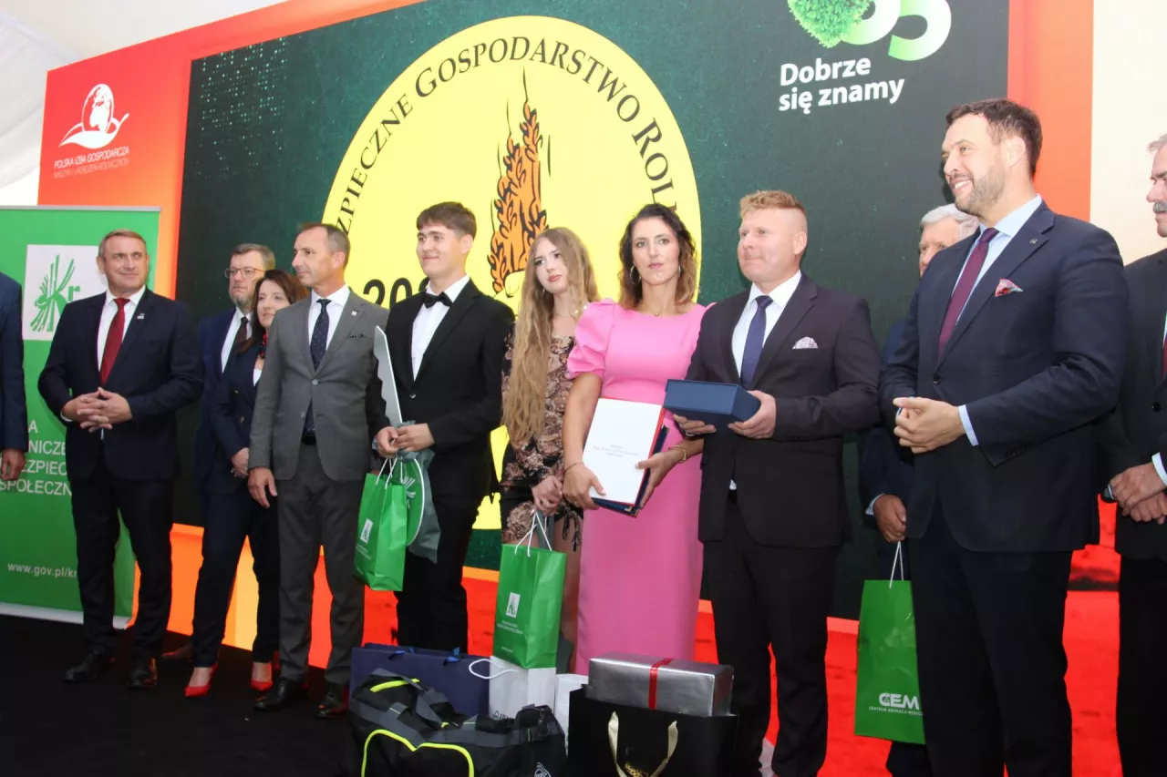 Zwycięzcy konkursu odebrali kluczyki do nowego ciągnika