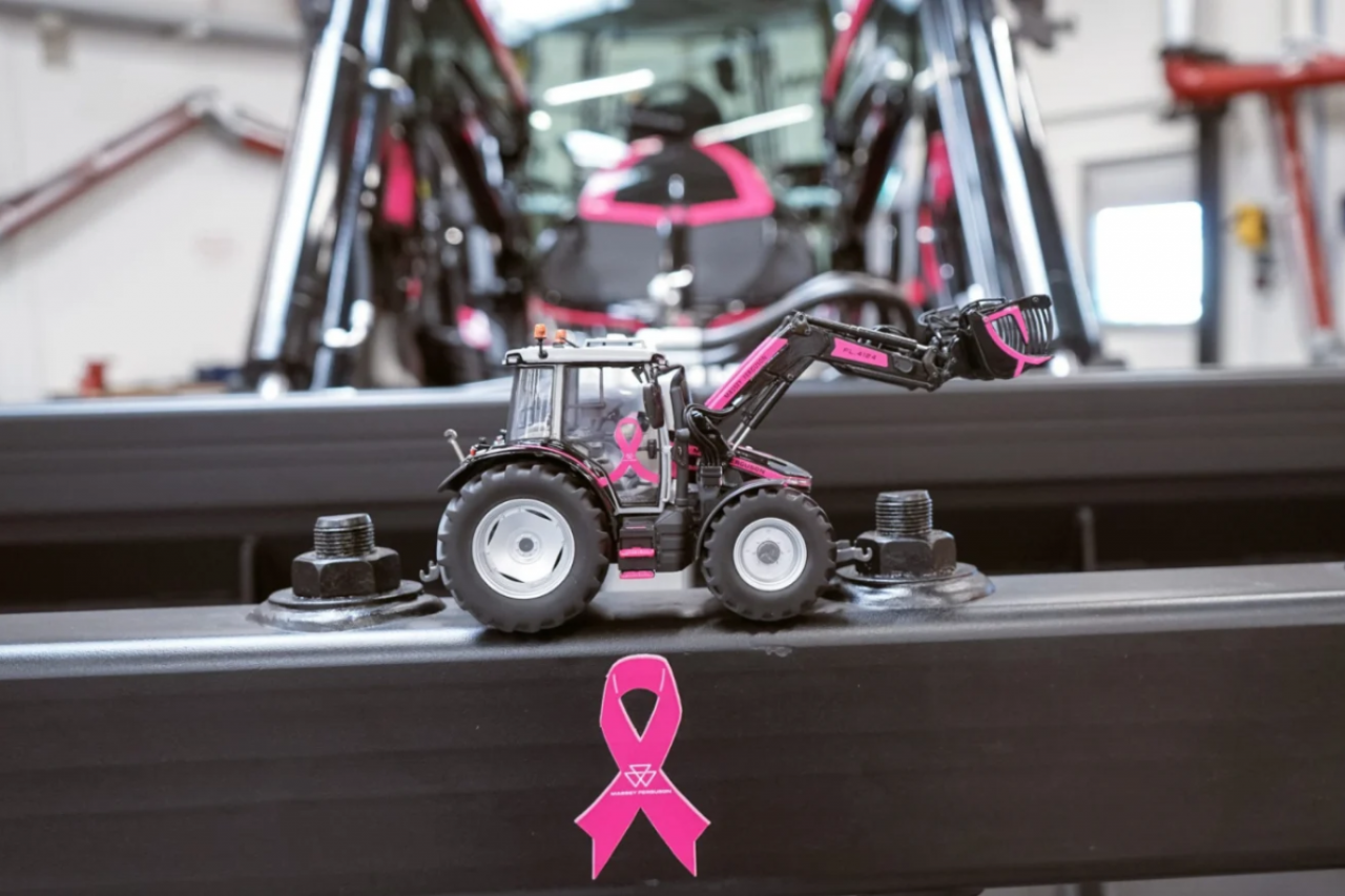 Różowy ciagnik Massey Ferguson