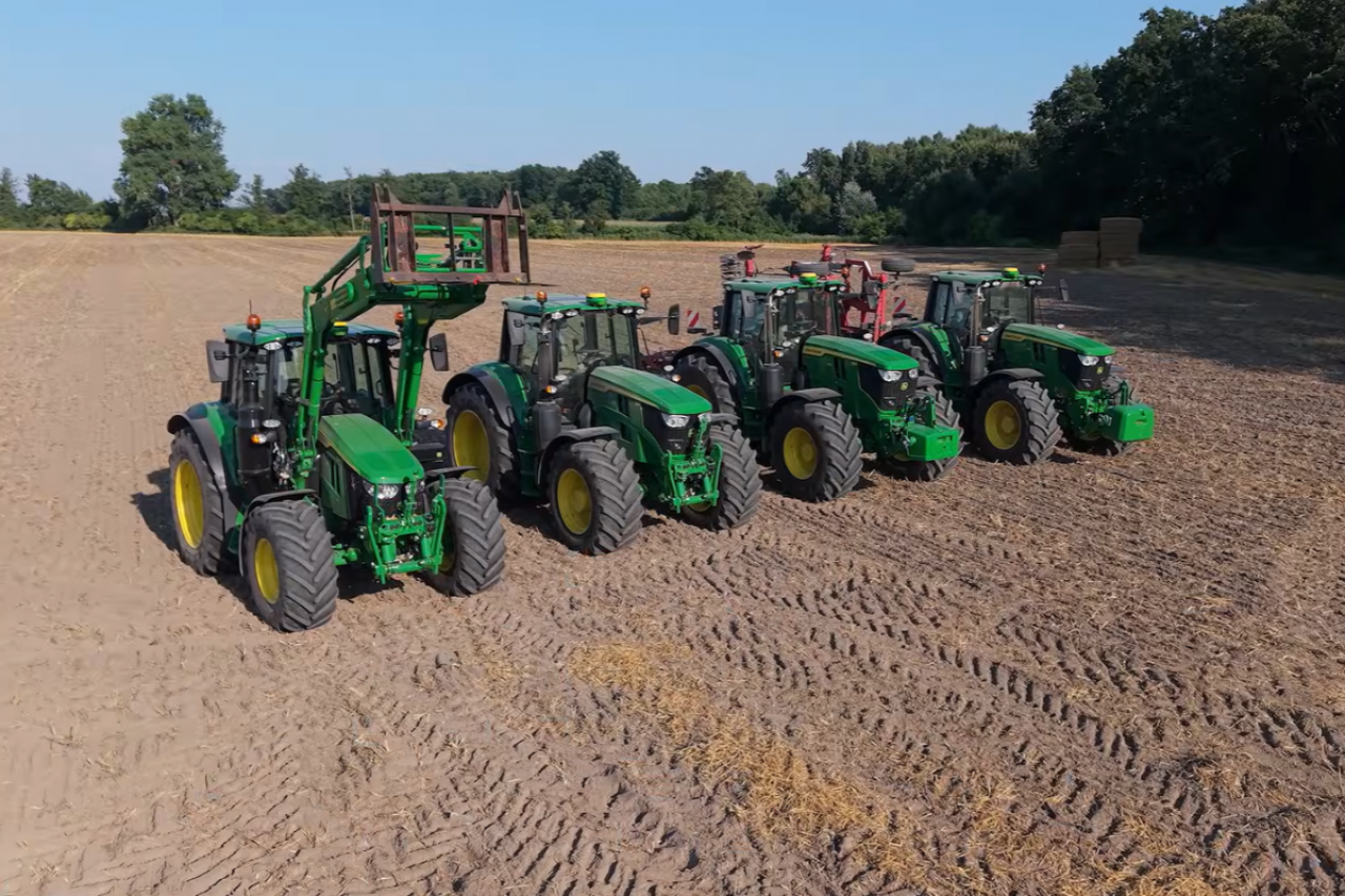 cztery ciągniki John Deere 6M na polu