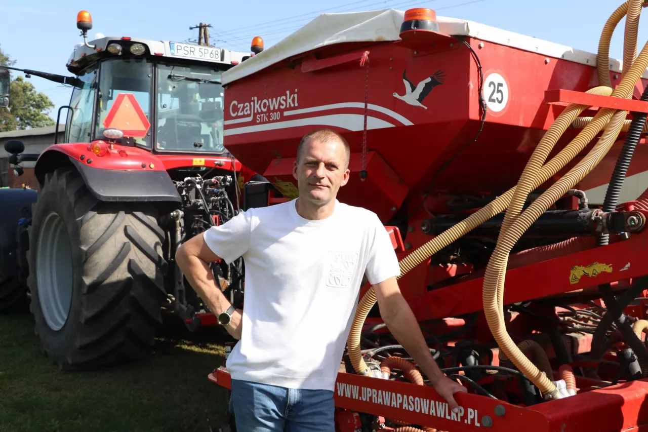 Marcin Zaton

gospodarstwo: powierzchnia 204 ha, gleby kl. III–IVb

produkcja roślinna: kukurydza ziarnowa (11 t/ha), pszenica ozima (8 t/ha),
rzepak (3,5 t/ha), jęczmień jary (6 t/ha), buraki cukrowe (70 t/ha), ziemniaki przemysłowe (45 t/ha), cebula jara (47 t/ha), usługi rolnicze: uprawa, siew, transport,
zbiór kamieni, mulczowanie