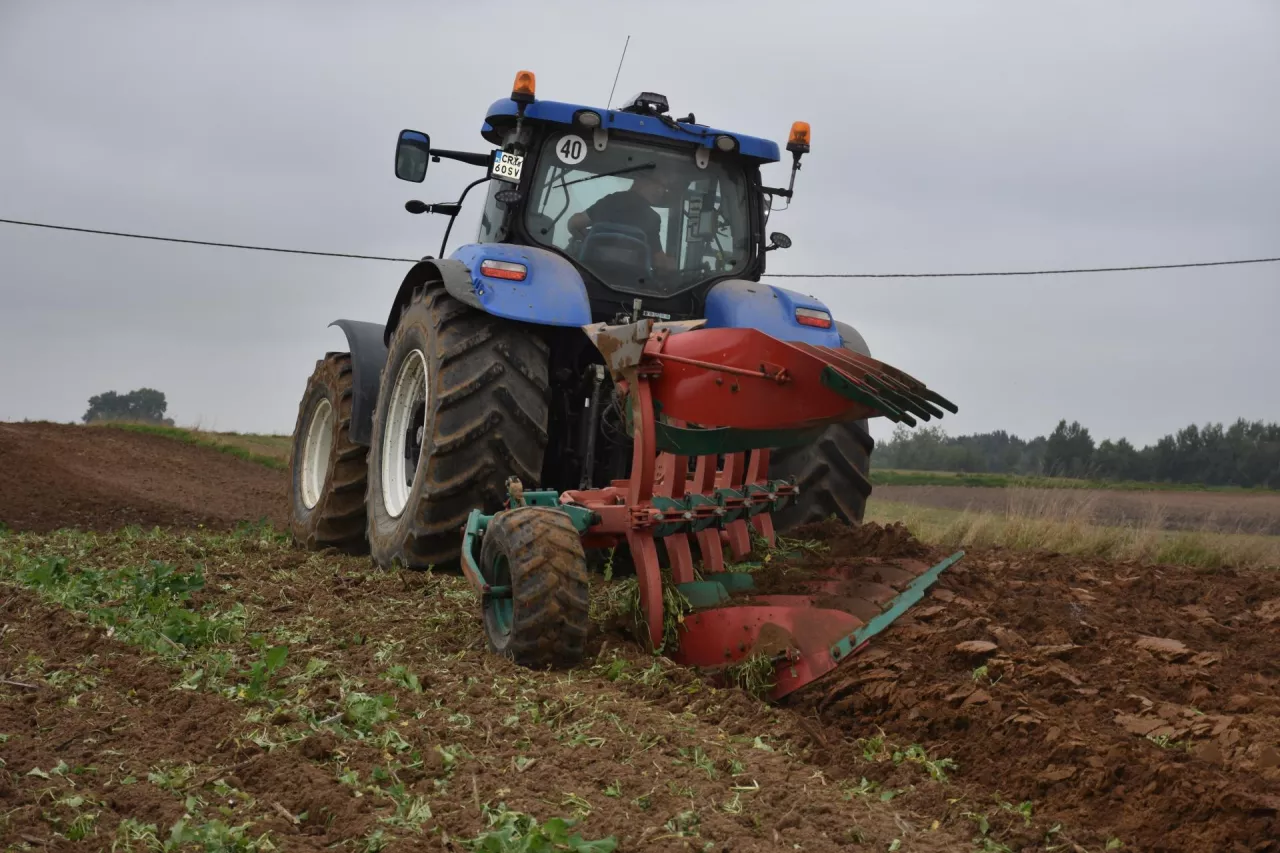 Pięcioskibowy pług Kverneland ES 100 kupiony w 2014 r. Od kilku lat maszyna pracuje z wytrzymałymi dłutami XHD +. Dzięki nim zagłębienie pługa możliwe jest niezależnie od twardości gleby