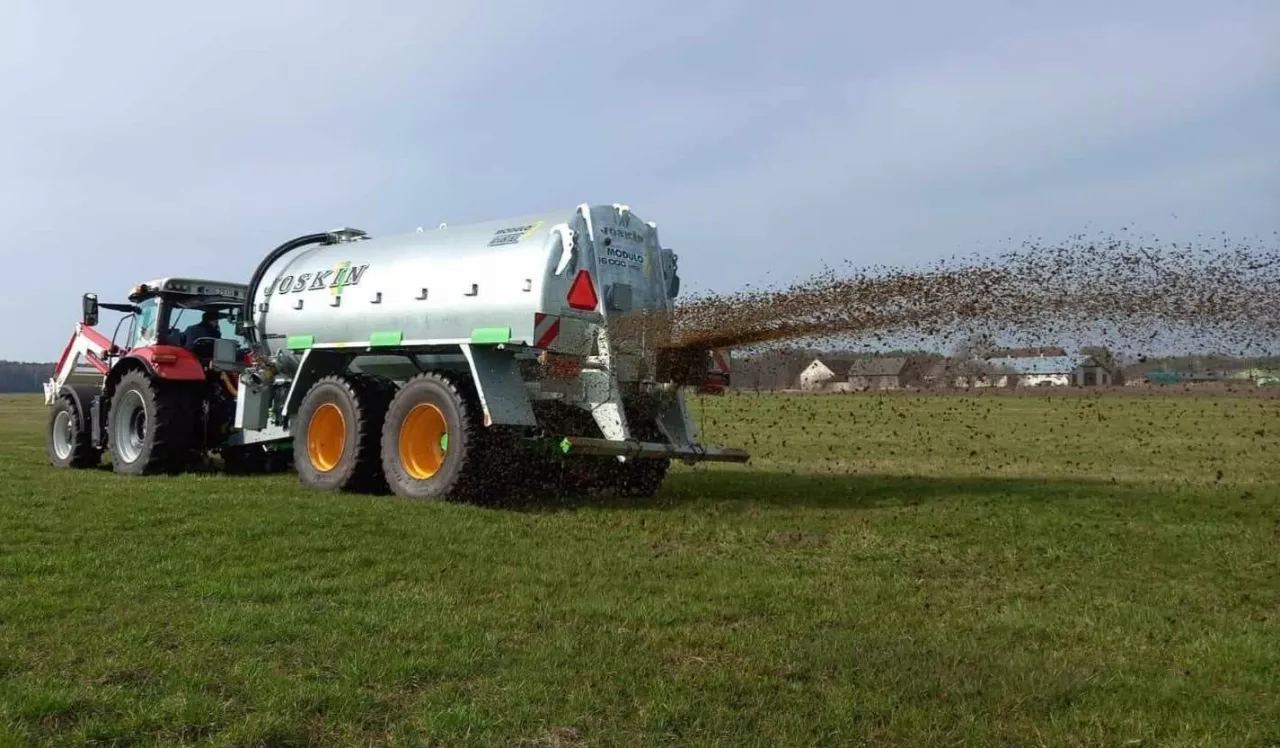 To klasyczna metoda stosowania gnojowicy na użytkach zielonych. Stosowanie nawozów naturalnych płynnych (gnojowica, gnojówka) w ramach ekoschematu ”Rolnictwo węglowe i zarządzanie składnikami odżywczymi” musi odbywać się innymi metodami niż rozbryzgowo