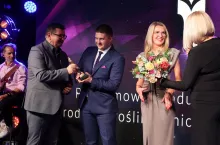 Wiktor Kopeć (po lewej) i Aneta Mierzajewska (po prawej) z firmy Caldena otrzymali nagrodę Izydory 2026 za nawóz dolistny Hepta® Cu podczas plebiscytu IZYDORY 2026 